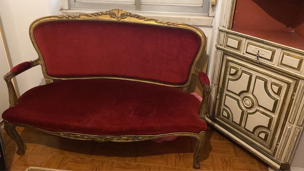 Sofa avelidado e movel de arrumacao