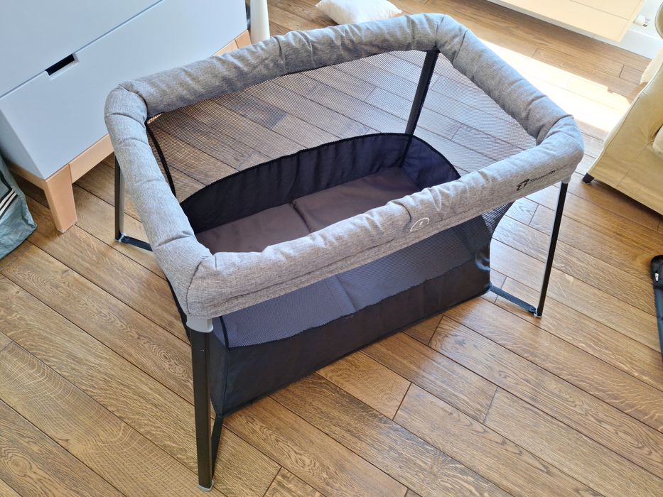 Łóżeczko turystyczne kojec w Titaniumbaby Travel grey - stan idealny