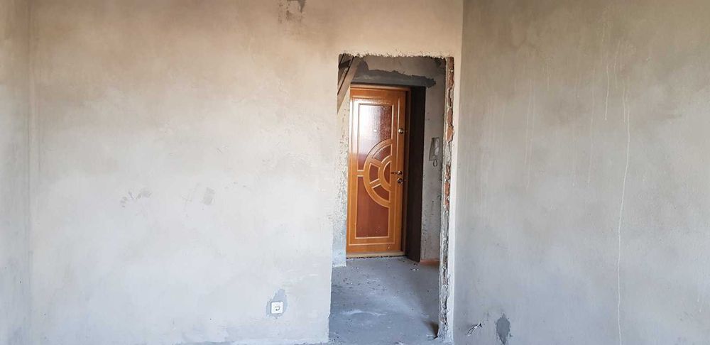 дворівнева сира 3-кімнатна квартира