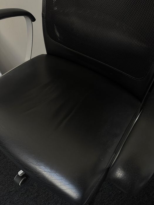 Krzesło biurowe Ikea Markus czarna skóra