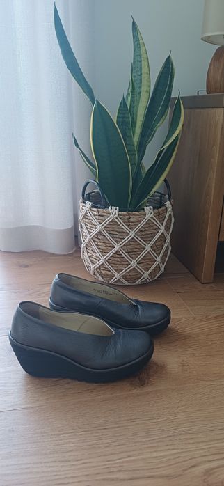 Buty na koturnie Fly London