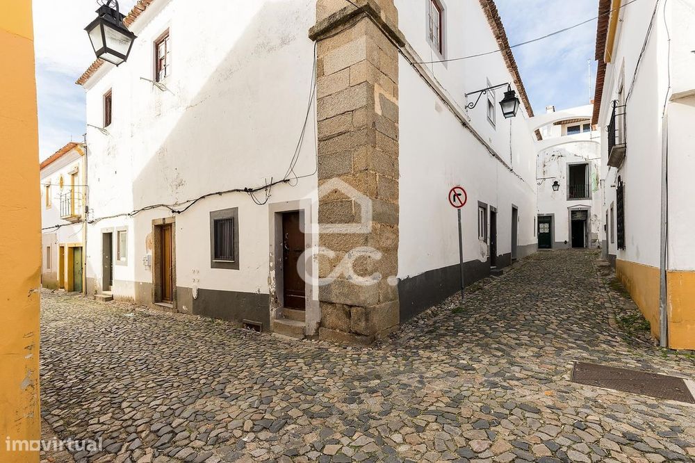 Moradia Bifamiliar T3 de 1ª andar para Recuperar | Centro Histórico de