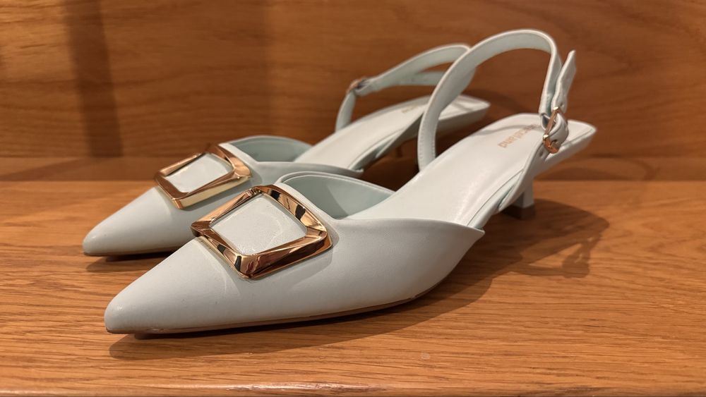 Buty pantofle czółenka typ kitten obcas kaczuszka  w szpic na pasku regulowane niskie rozm 38 mietowe ozdobna klamra