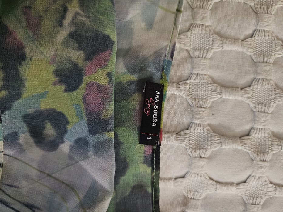 Blusa sem manga e assimétrica