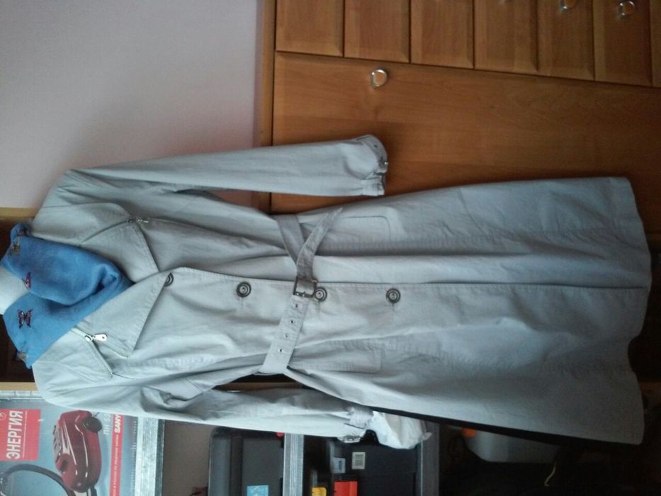 Плащ женский голубой.