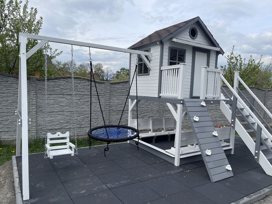 Будиночок дітям з дерева дитячий майданчик гірка гойдалка пісочниця