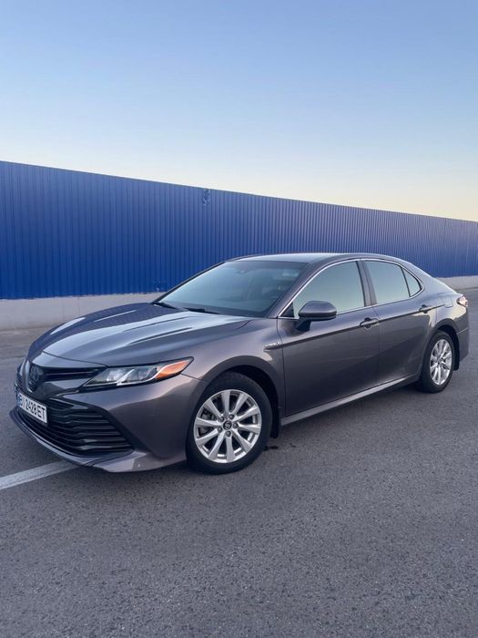 Toyota Camry 70, Hybrid, 2018. Ціла безпека. Один власник, повністю обслужив авто. Були мінімальні пошкодження 2-х елементів, відновлено все по оригіналу. Повна історія обслуговування в США. 
Гарна комплектація, всі асистенти, встановлені додаткові функції. 2 ключі. Два комплекта гуми.
Проїхали в Україні 20т. км. Дійсно економне авто - витрата по місту 5,5л. Причина продажу - купівля Toyota вище класом. Vin-4T1B31HK1JU506311 .