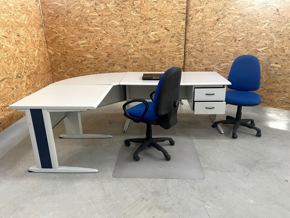 Secretárias e mobiliário de escritório