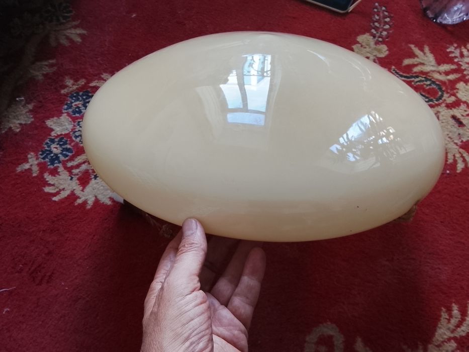 Candeeiro de tecto art Deco em vidro opalino pendurado por cordões de seda