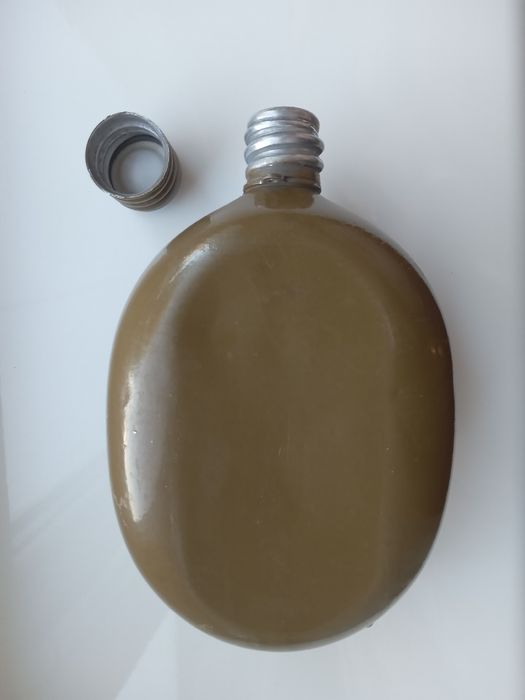 Кружка, фляга, карабіни.