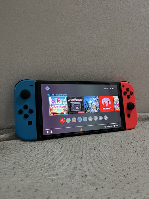 Nintendo Switch OLED + 2 gry