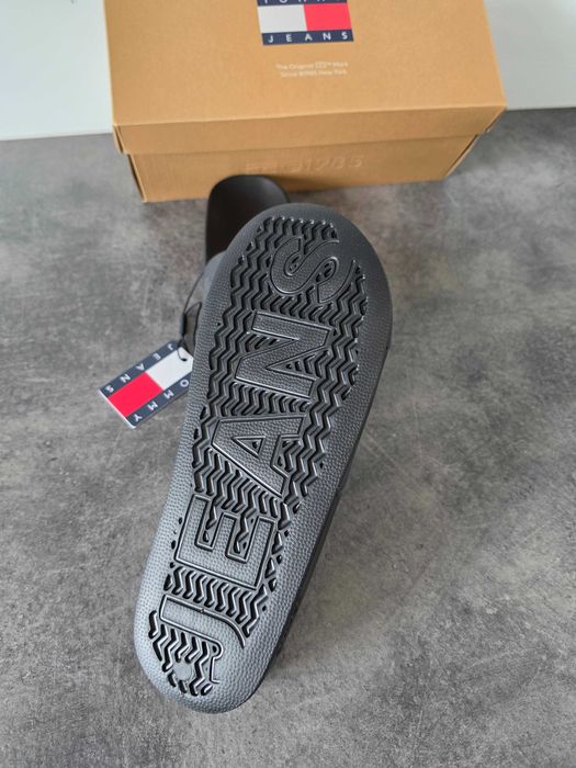 Nowe, oryginalne klapki Tommy Hilfiger