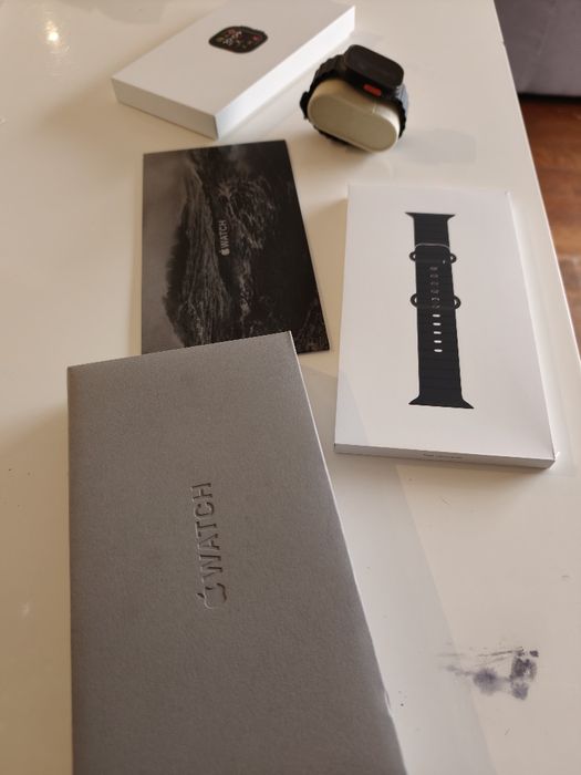 Apple Watch Ultra 2 – Titânio Preto – 49mm – Impecável