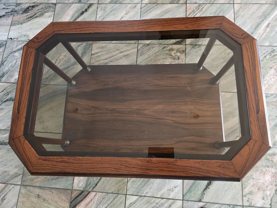 Mesa de centro para sala de estar em pau santo com tampo em vidro temperador