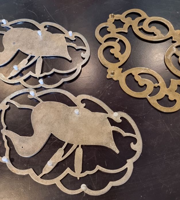 Bases metálicas e em latão para quentes e pinça metálica