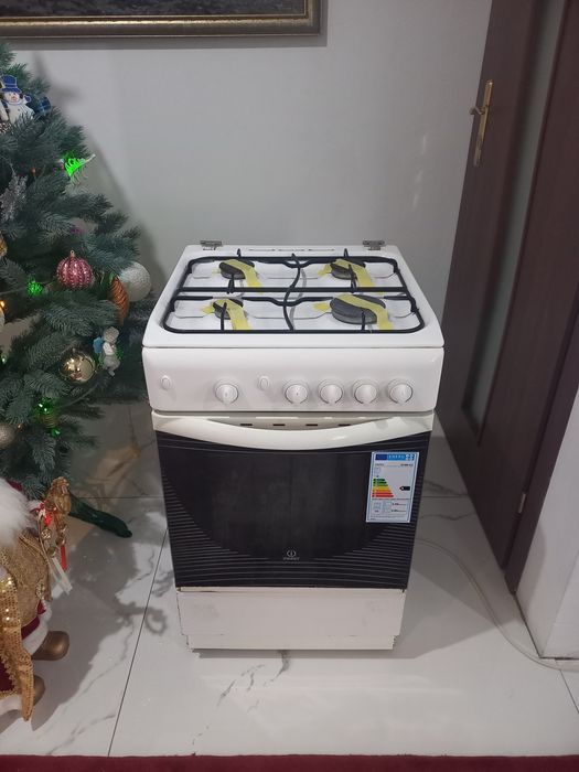 Продам газову плиту Indesit