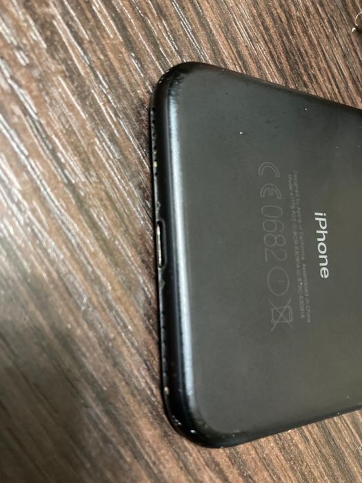 Телефон смартфон Apple iPhone 7  Black