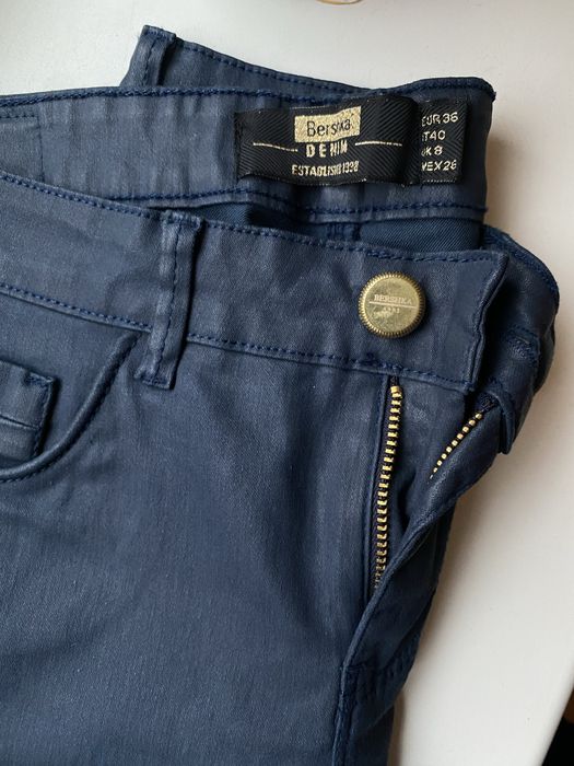 Джинси Bershka Skinny Fit темно-сині з блиском EUR 36