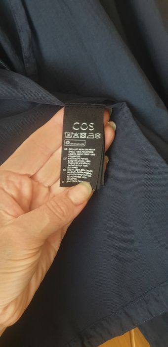 Вітрівка бренду Cos