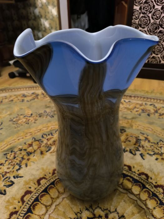 Ваза из яркого ,цветного Итальянского оникса (новая)