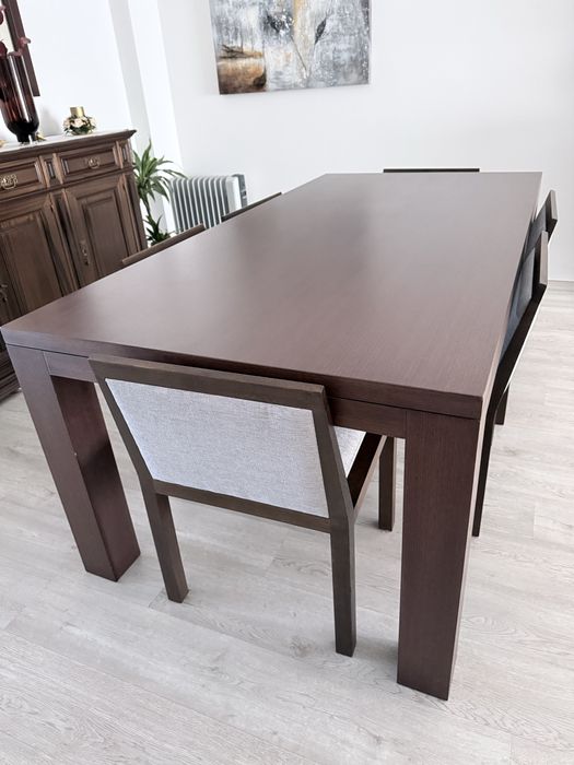 Mesa de sala com cadeiras