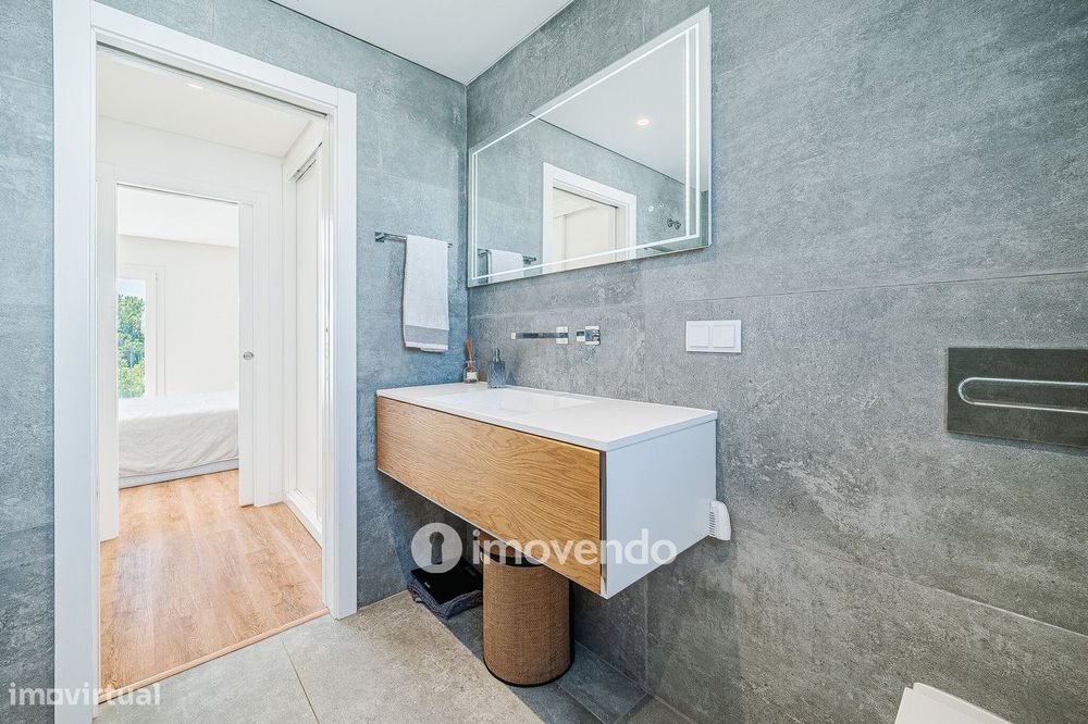 Moradia T3+1 moderna, com garagem e áreas amplas, em Alcochete