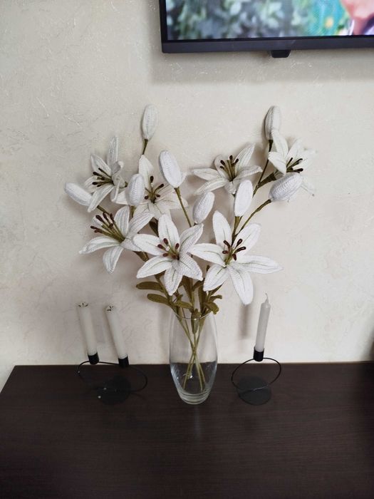 В'язані квіти лілії