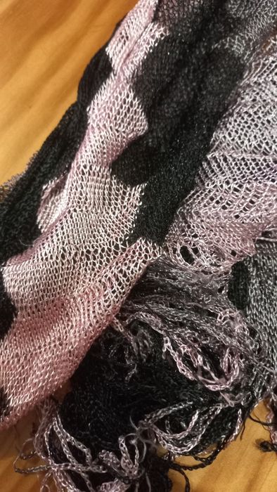 Écharpe preta cinza e rosa
