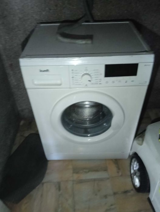 Como novo, máquina de lavar Roupa, está no Reis do chão, estou a despachar por motivos de mudança.