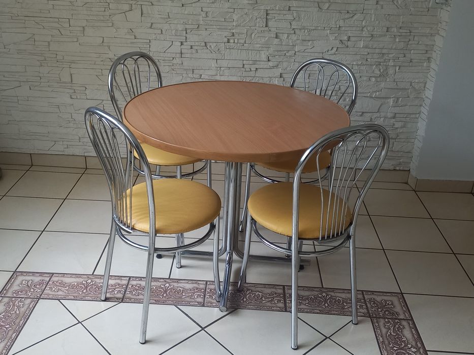 Stół okrągły z krzesłami.