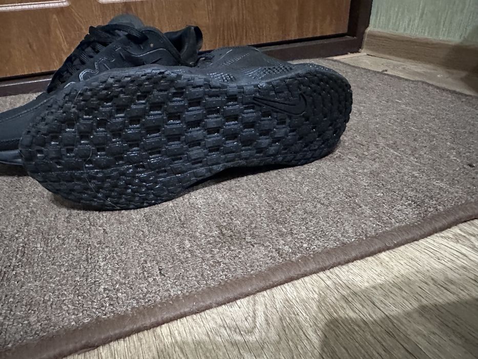 Продам Кросівки Nike Ava Rover