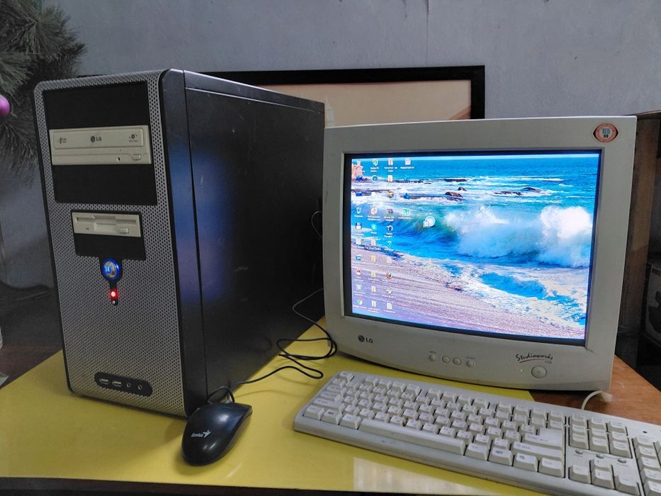 Системный блок с монитором.