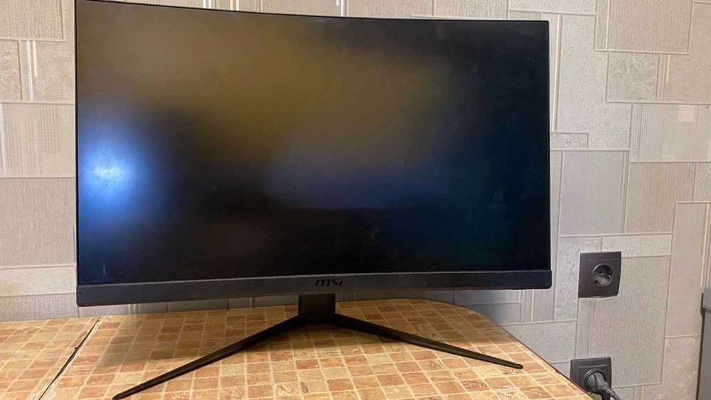 На запчастини: MSI Optix G24C6 144 Hz (розбита матриця