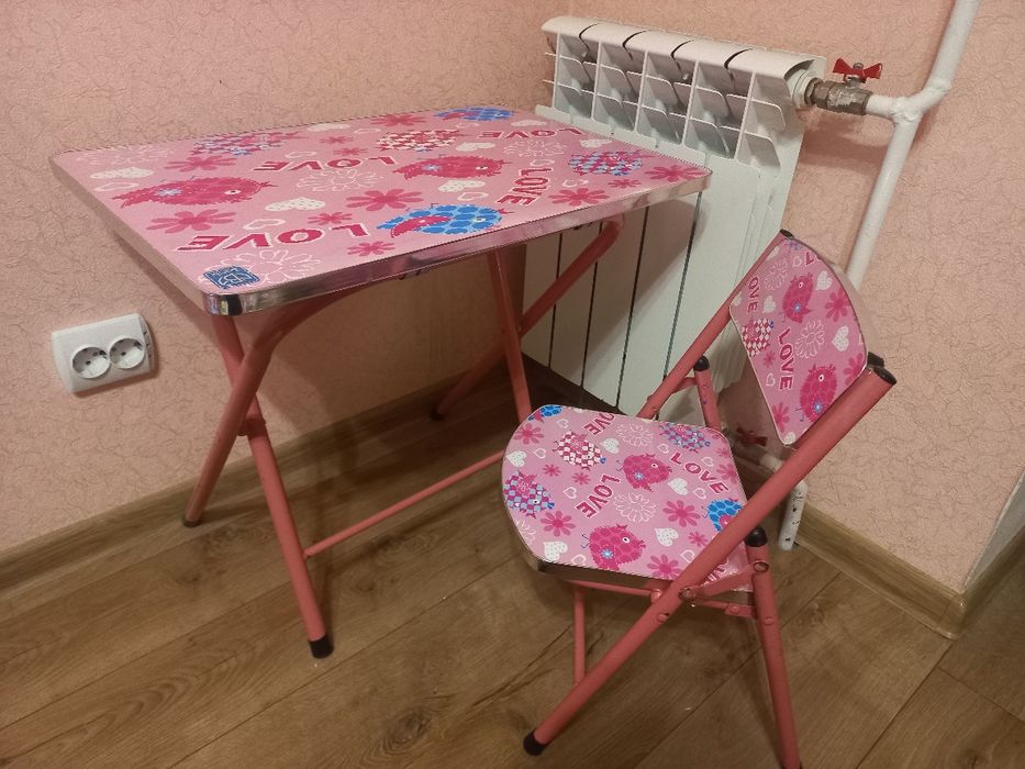 Дитячий складний залізний столик зі стільчиком 

Дитя