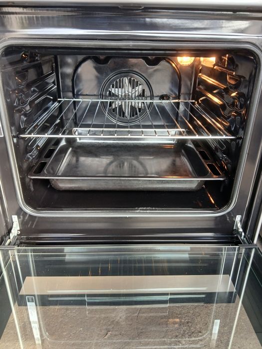 Vendo fogão eléctrico, vitrocerâmica,  Indesit. Em muito bom estado.