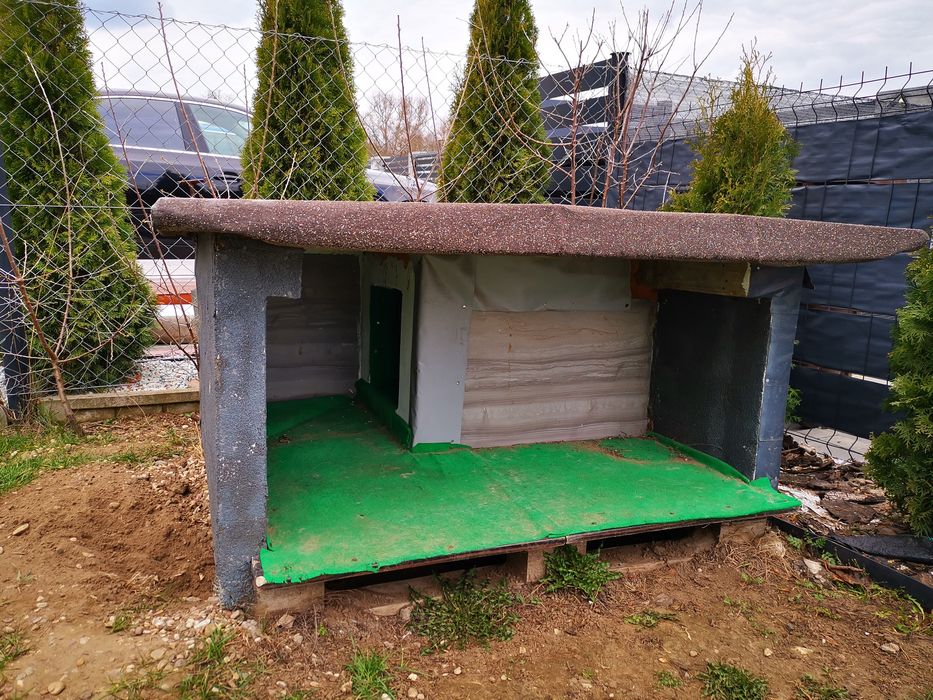 Buda ocieplana dla psa