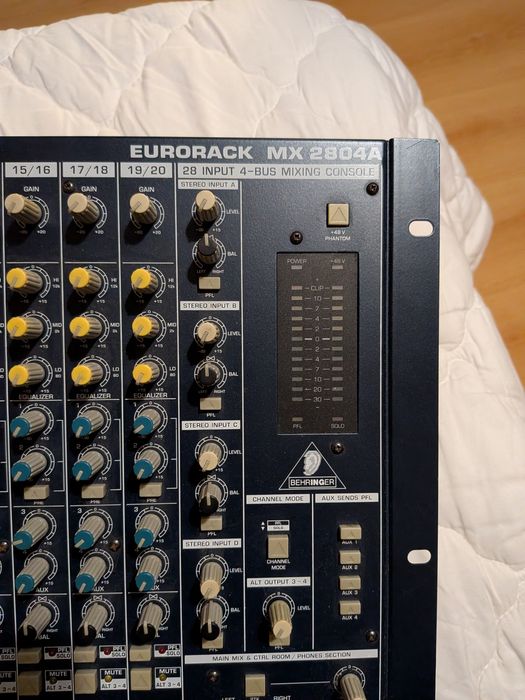 Mesa de som Behringer MX 2804A