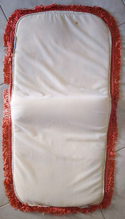 Colcha com franja e naperons de quarto antiga