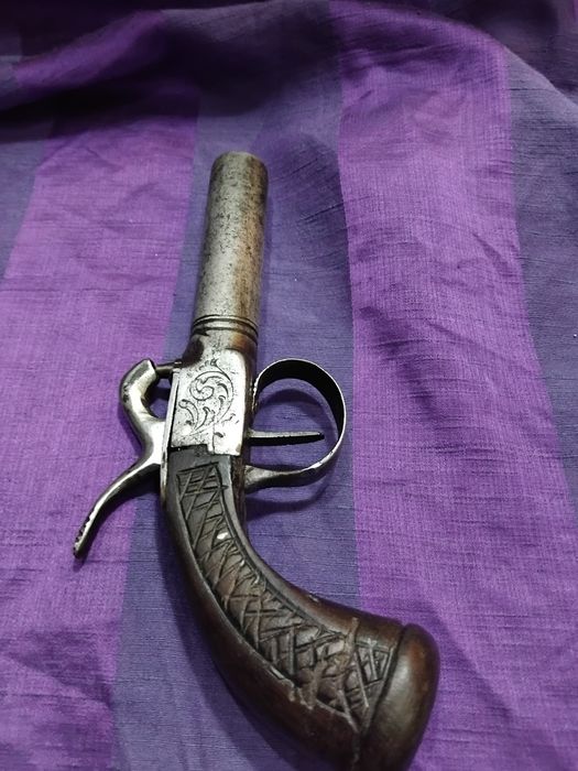 Pistola antiga de carregar pela boca