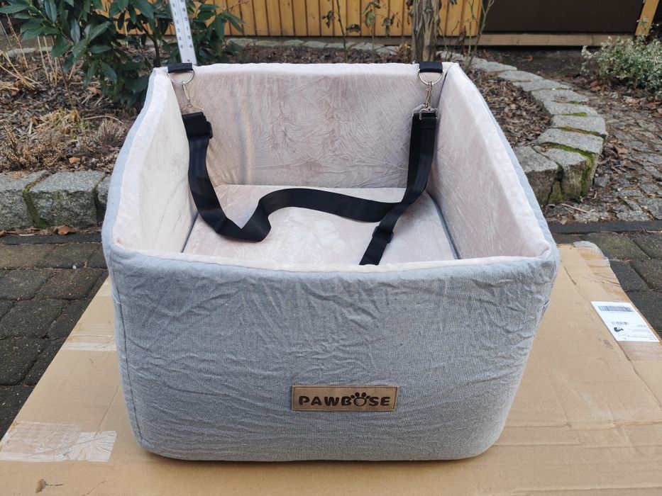 Bardzo ładny fotelik samochodowy dla psów 50x50 cm