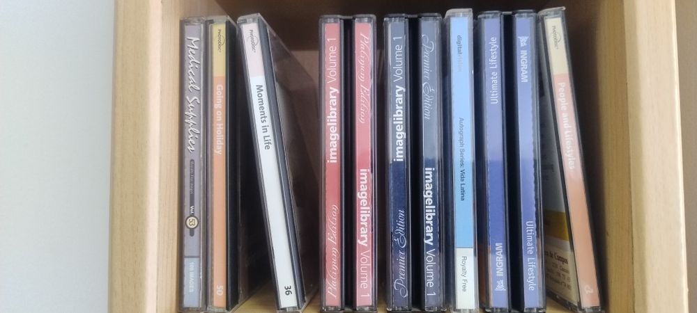 Dezenas de CDs ou DVD com imagens royaltyfree