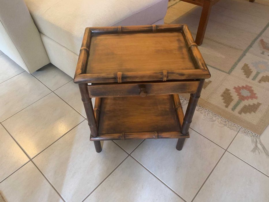 Mesa de apoio com gaveta