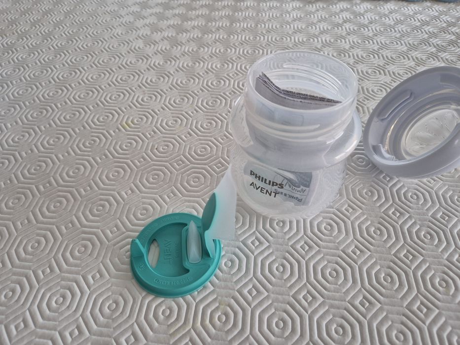 Biberão AVENT e copo de leite materno