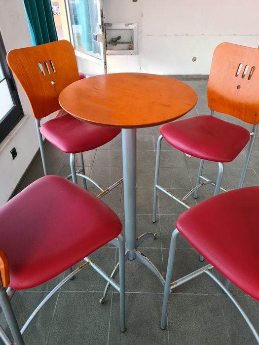 Mesa alta com bancos altos