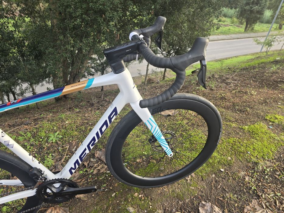 Merida scultura 105 di2 e rodas carbono