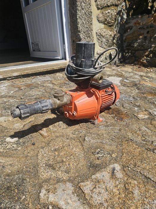 Deposito de Água 1000 litros com bomba de água  incluída.