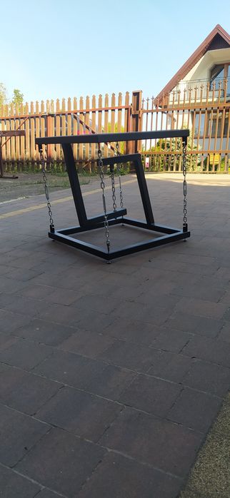 Stolik kawowy łamiący prawa fizyki