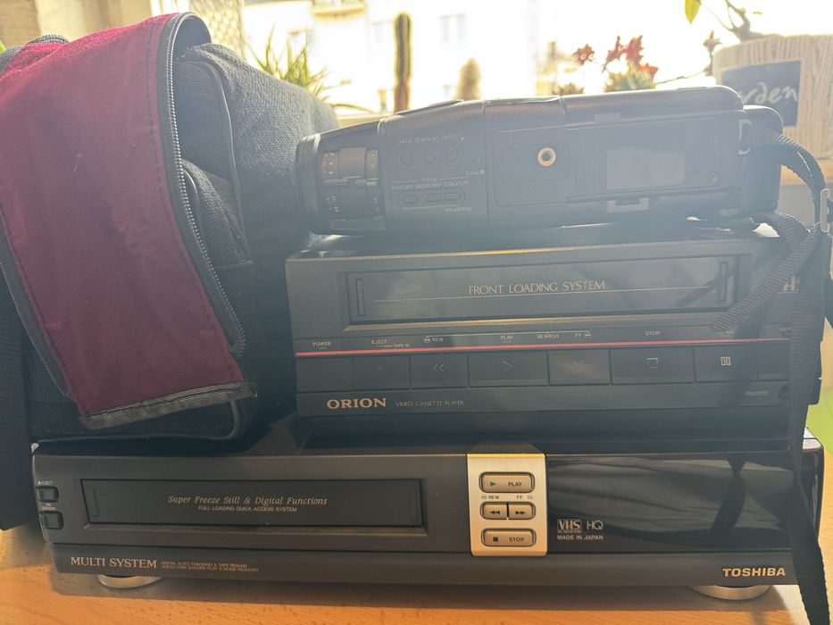 Zestaw Wideo Retro: Kamera Hitachi, 2x Odtwarzacz VHS, Torba