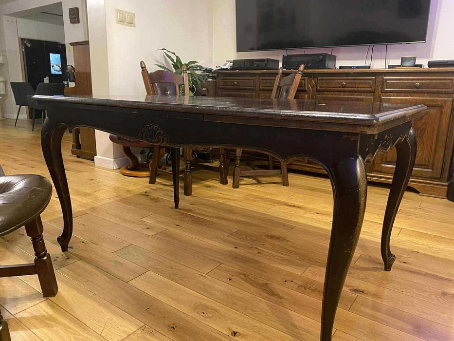 Piękny stylowy rozkładany drewniany stół z 4 solidnymi krzesłami