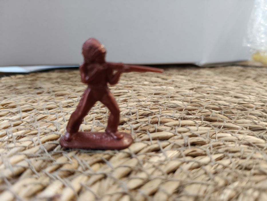 Stara vintage figurka indianin